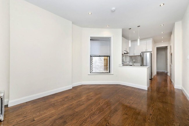 Building Photo - 210 W 80th St