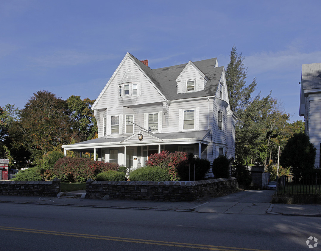 Building Photo - 866 Main St
