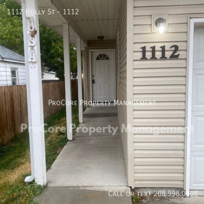 Building Photo - Cute 2 bedroom 1.5 bath very spacious dupl...
