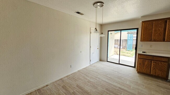 Foto del edificio - Spacious 3-Bed, 2-Bath Home with Natural Gas in California City – Convenient & Cozy!