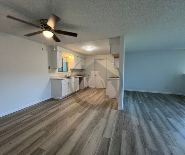 Foto del edificio - Single Level Triplex Ready to move In!