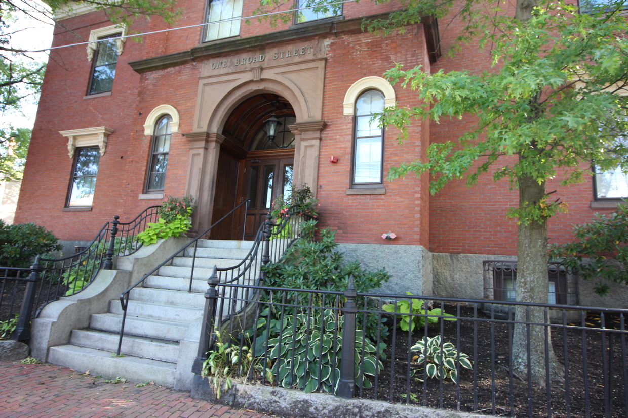 Primary Photo - 1 Broad St