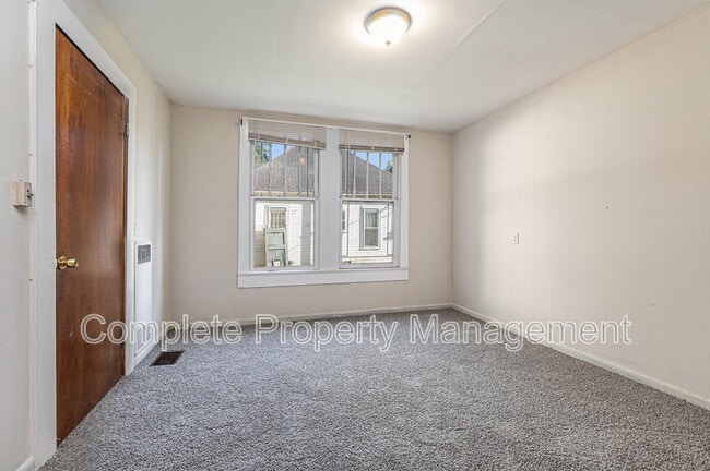 Building Photo - 104 Henley St