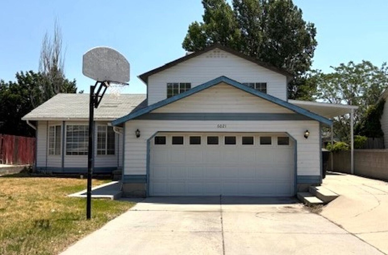 Foto principal - 3 Bedroom / 2 Bath Home in Kearns!