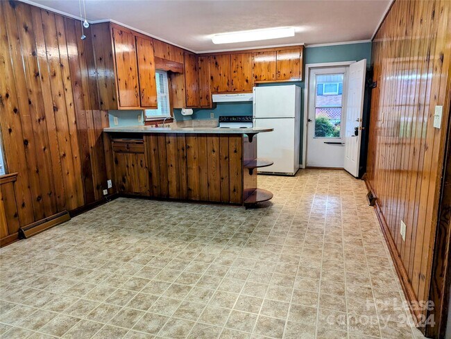 Building Photo - 2252 Country Club Rd