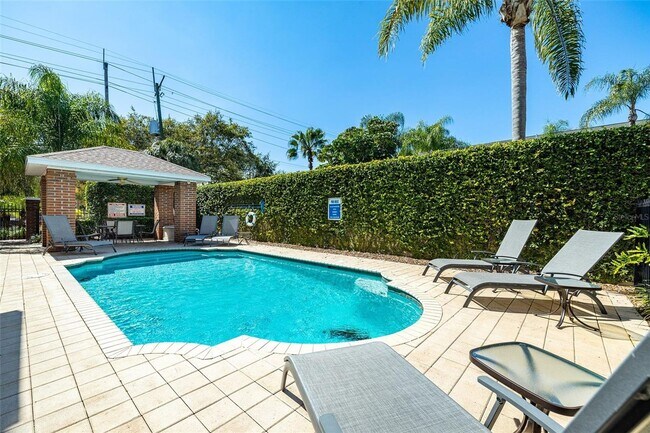 Building Photo - SOUTH TAMPA TOWNHOME - GATED COMMUNITY WIT...