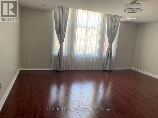 Photo du bâtiment - 595 Highglen Ave