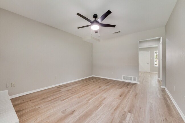 Foto del edificio - Completely Remodeled Triplex Unit 2 bed 1....