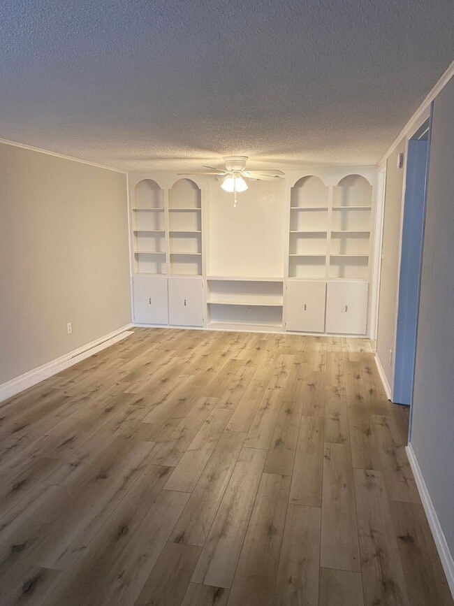 Building Photo - A Renovated 1 Bed 1 Bath in - Prairiewood Condominiums