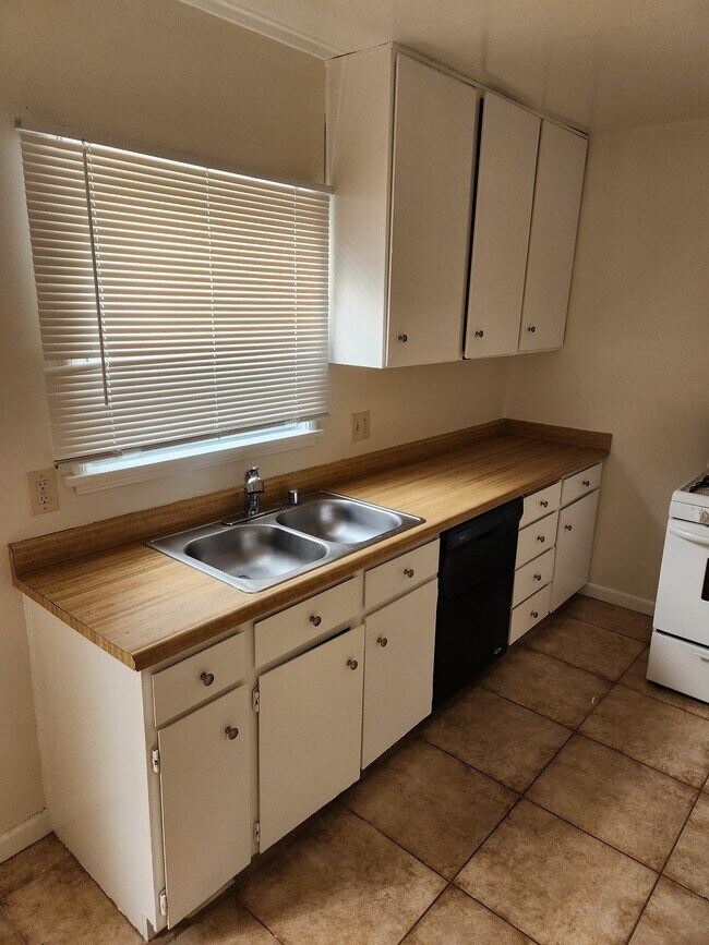 Kitchen - 14460 Dickens St