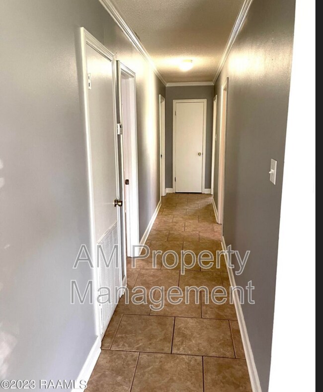 Foto del edificio - 128 Longfellow Dr