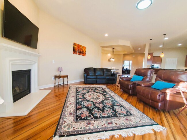 Building Photo - Gorgeous executive style home available fo...
