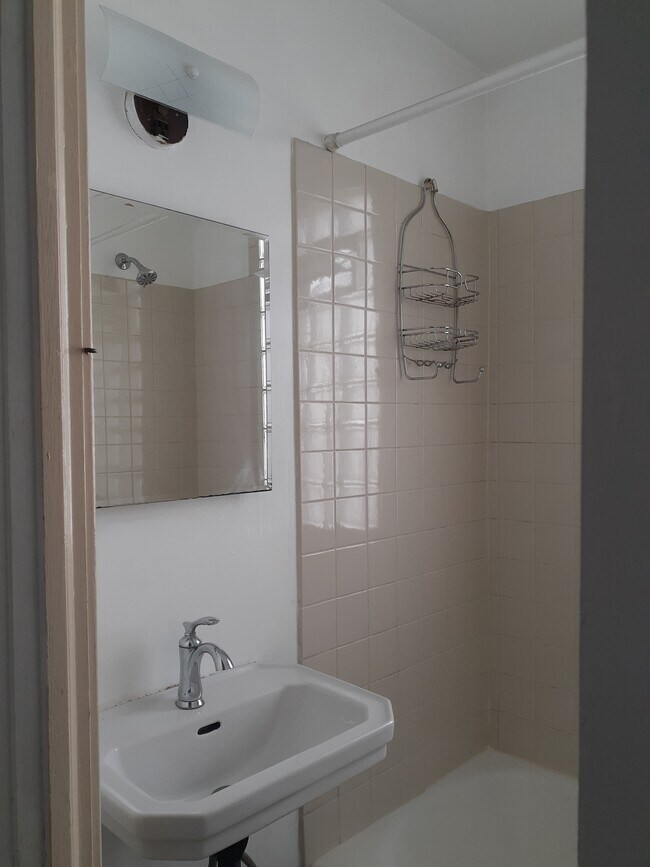 Bathroom - 505 8th Ave SE