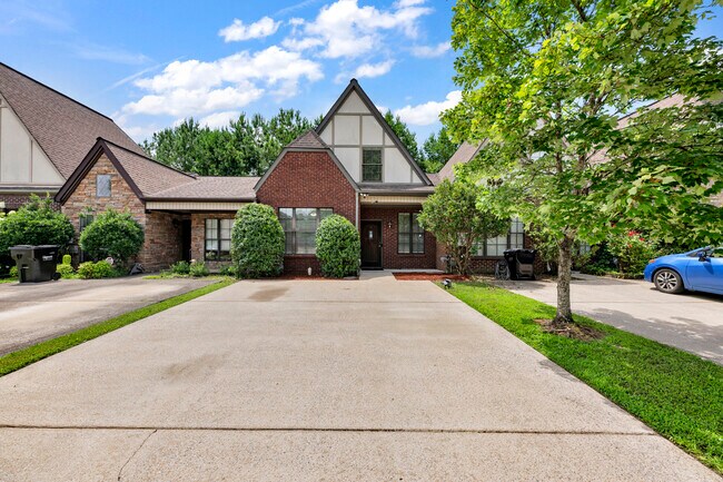 Foto del edificio - 1017 Ashwood Dr