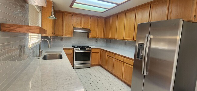 Foto del edificio - 4 Bedroom Home in Elk Grove