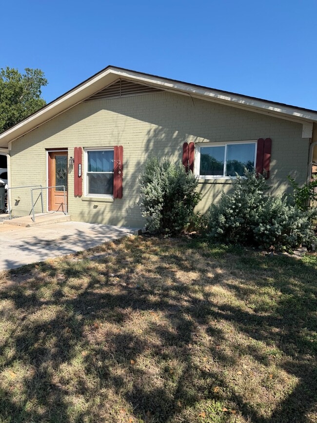 Building Photo - 801 Ranch Rd