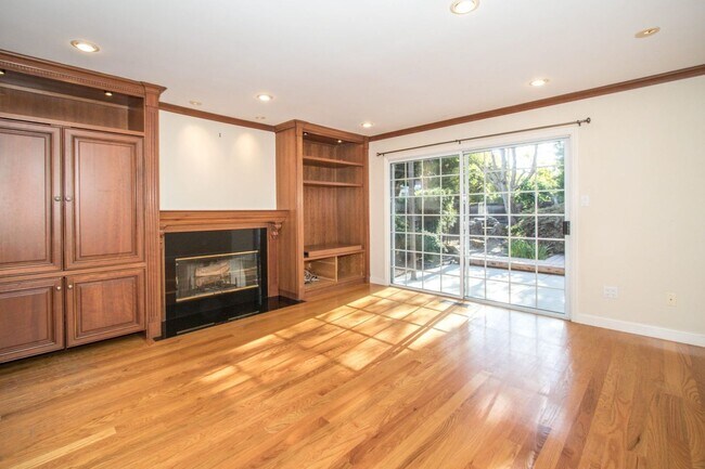 Foto del edificio - Spacious 4 Bed, 4.5 Bath Home w/ Beautiful...