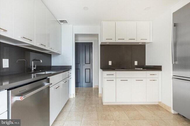 Building Photo - 202-10 W Rittenhouse Square