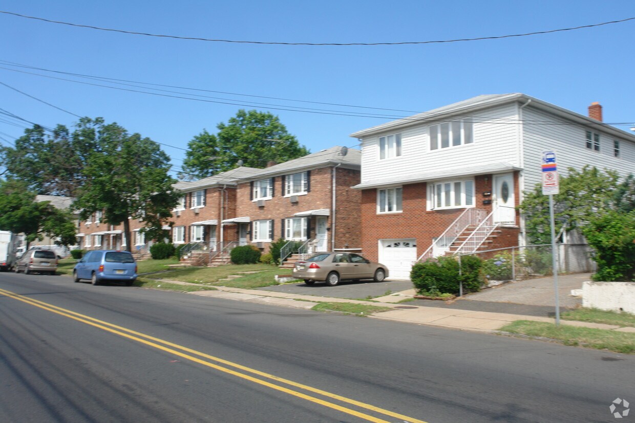 Building Photo - 813-827 E Elizabeth Ave
