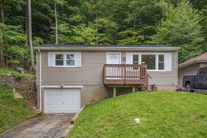 Primary Photo - 129 Lackawanna Dr