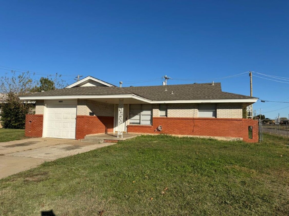 Foto principal - 3 bed, 1 1/2 bath, 1 car garage home in Mo...