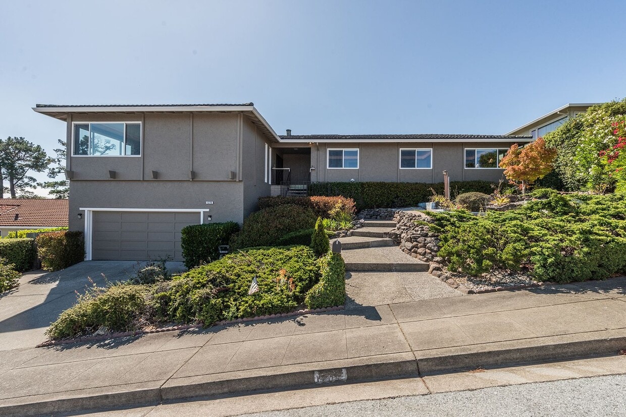 Primary Photo - Updated 4 Bed / 2.5 Ba Home in Millbrae Mi...