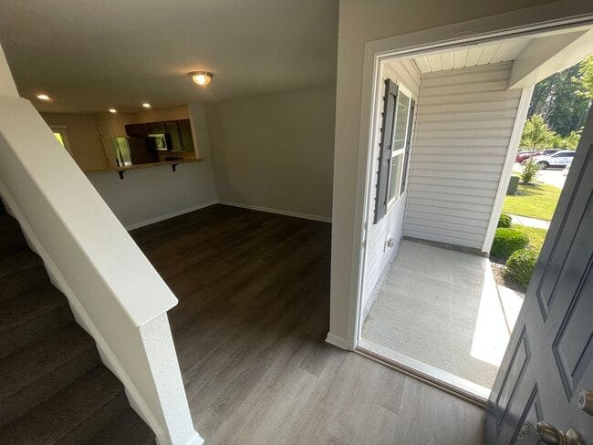 Building Photo - 2BD 2BA Townhome
