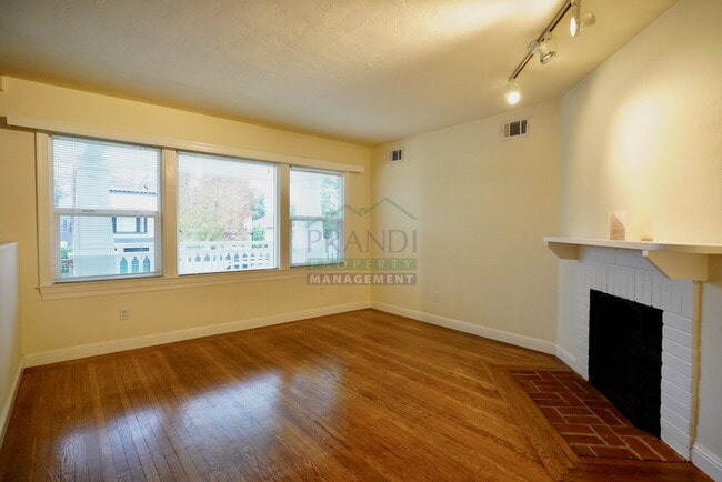 Building Photo - Available Now! 3 Bedroom San Rafael House