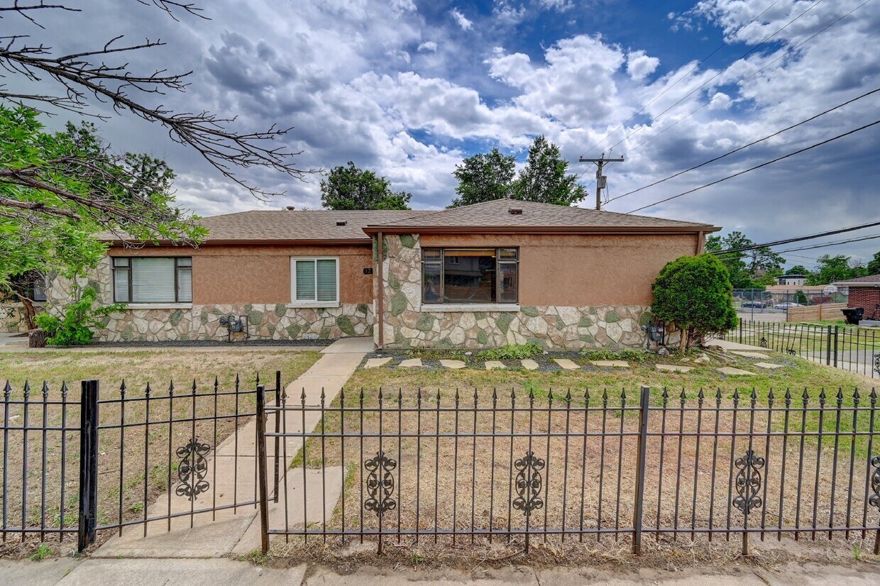 Foto principal - $2,145- 2-Bed, 2-Bath Updated Duplex Home ...