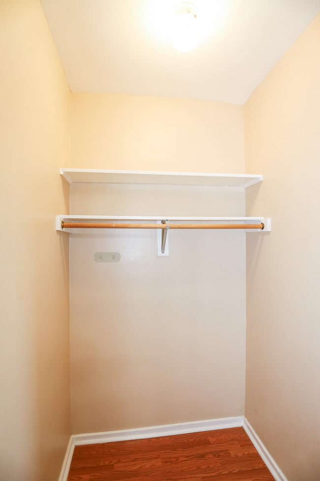 Building Photo - 6166 N Winthrop Ave