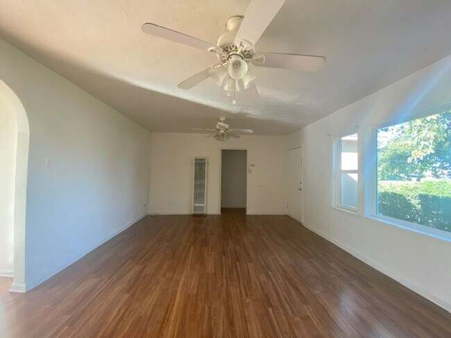 Foto del edificio - Centrally Located San Bernardino Home Clos...