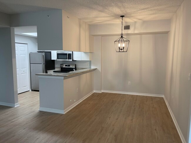 Building Photo - 2802 Sarento Pl