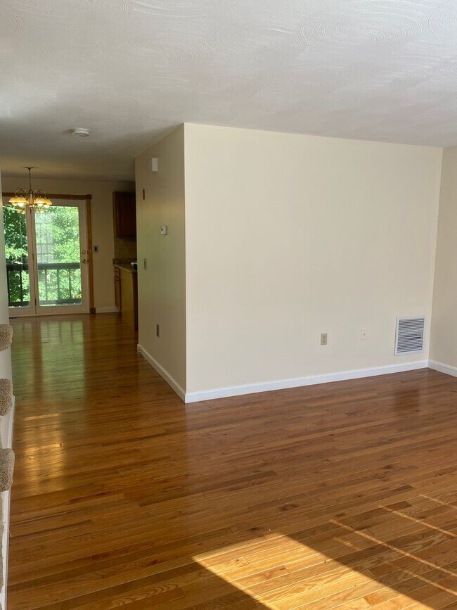 Building Photo - Spacious Two Bedroom in Burriville!