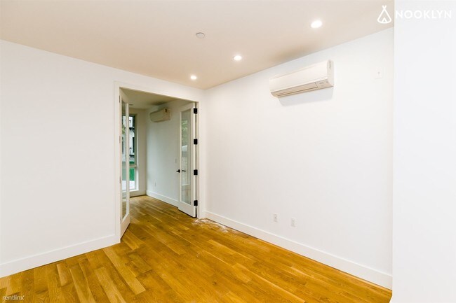 Foto del edificio - 1 br, 1 bath  - 195 Sullivan Pl