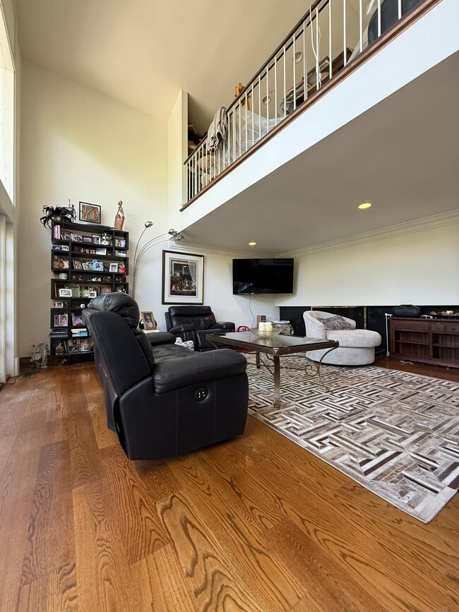 Building Photo - 14844 Valley Vista Blvd
