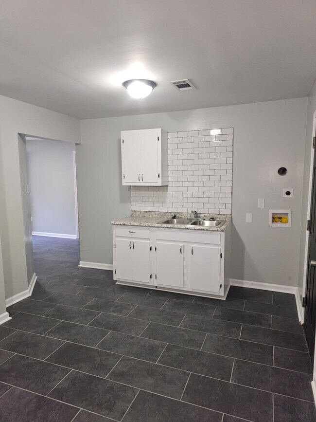 Building Photo - 2850 Montague Ave