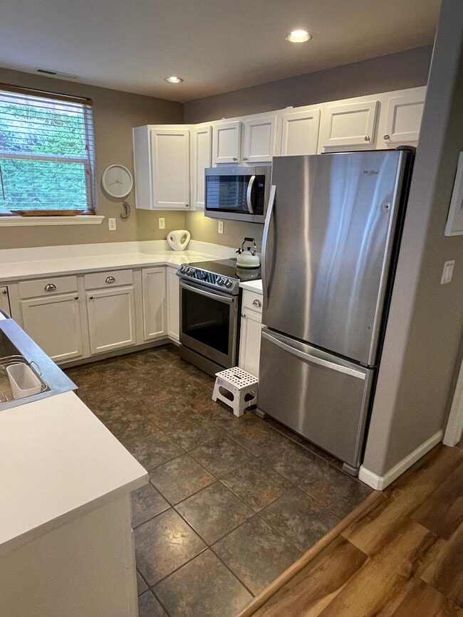 Foto del edificio - 2701 Midland Ave