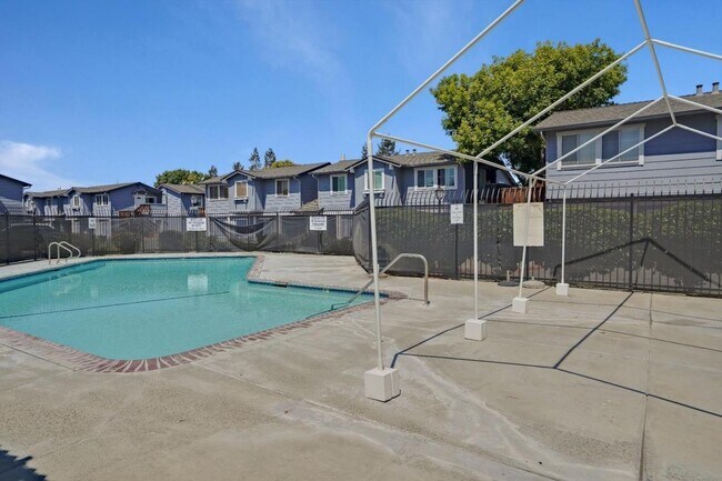 Building Photo - 465 Carpentier Way