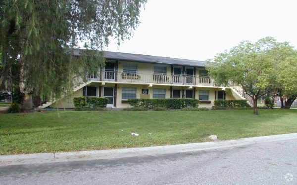 Building Photo - 108 SW Lincoln Cor N