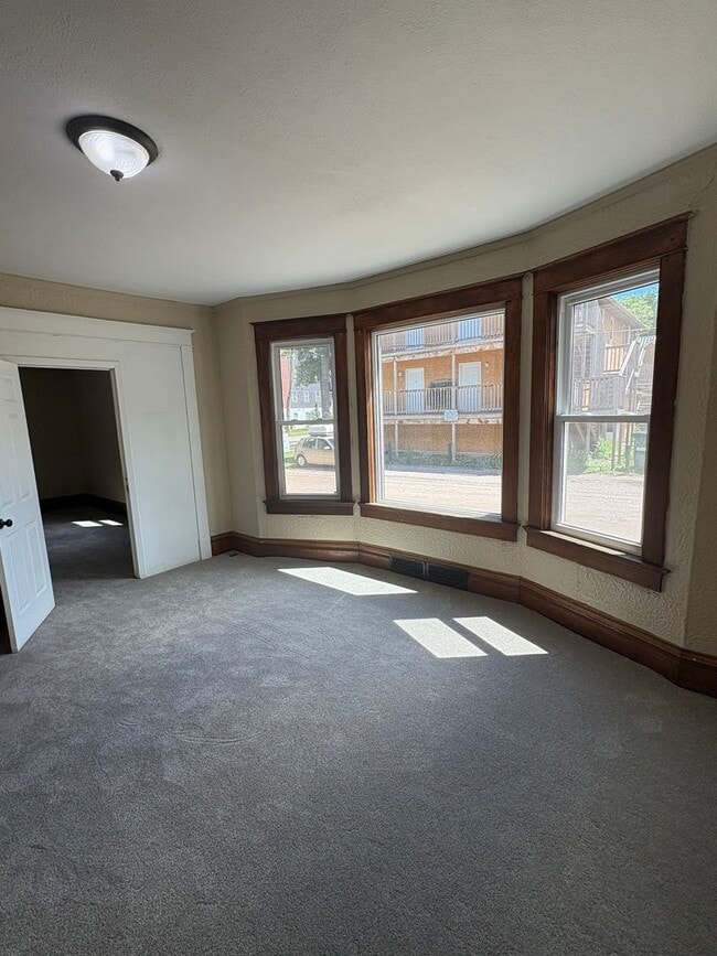 Building Photo - 1114 University Dr N