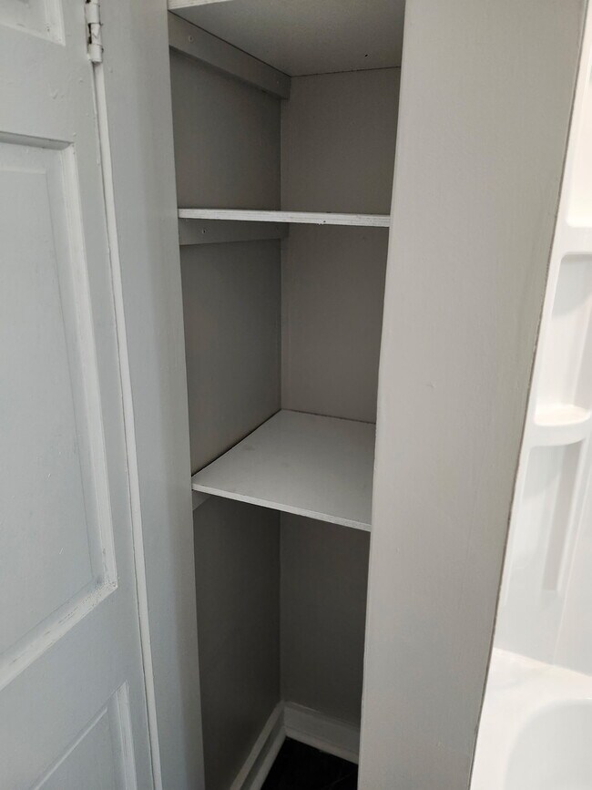 estantes de baño - 1210 Dennison Ave