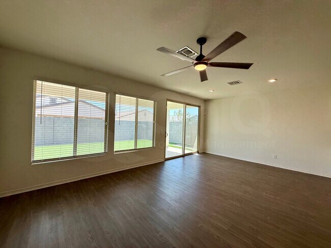 Building Photo - 1647 W Aztec Dr