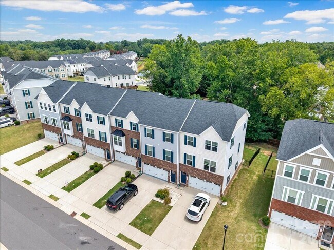 Building Photo - 2611 Grantham Place Dr