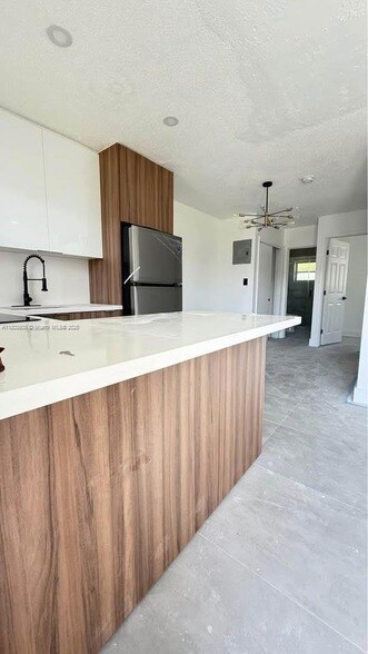 Foto del edificio - 2430 NE 188th St