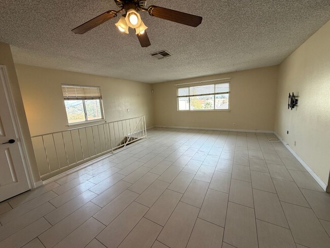 Building Photo - Beautiful home look, 4-plex, across from UNLV
