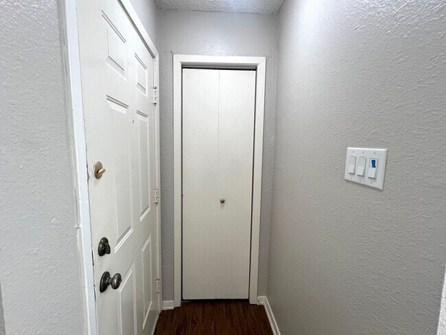 Foto del edificio - Two Stories 2 Bedroom 1.5 Bath Condo Home for rent near Domain,  Ground Floor with Balcony, Gated...