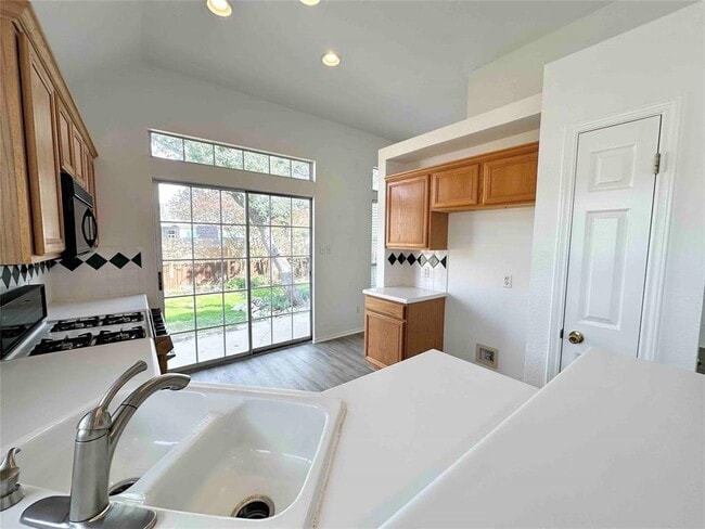 Building Photo - 1812 Twisted Oak Dr
