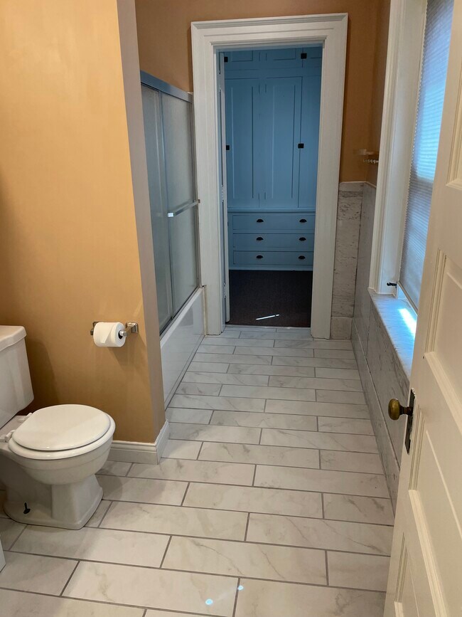 BAÑO #1 con combinación de bañera y ducha con acceso a dos dormitorios - 1458 S 3rd St