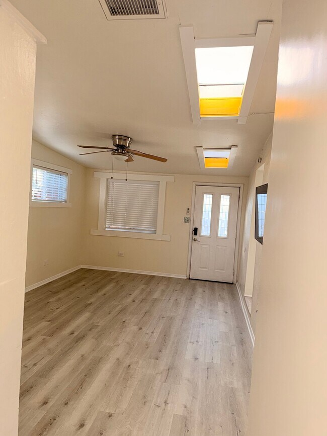 Foto del edificio - 1050 Hyperion Ave