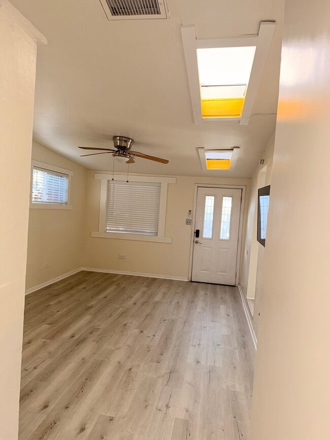 Building Photo - 1050 Hyperion Ave